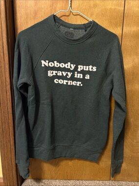 Graphic Crewneck Sweatshirt in Dark Green - Nobody Puts Gravy In A Corner